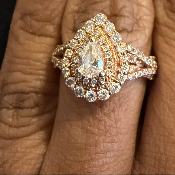 Pear shaped engagement ring - Picture 2 of 5